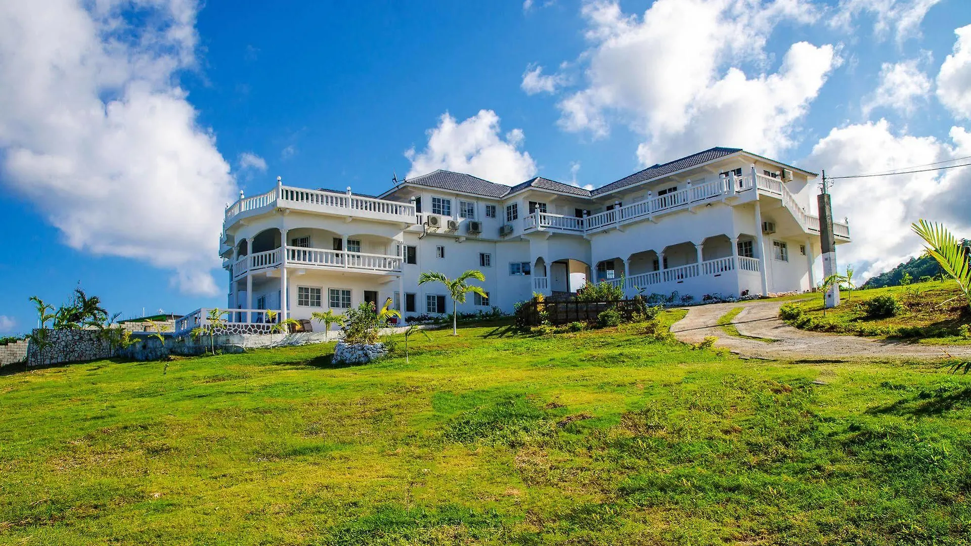 Villa Juanita Happy Grove Hotel